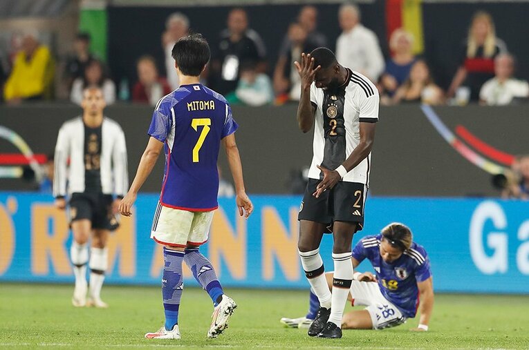 試合中、頭を抱えるドイツ代表DFのルディガー。日本相手の惨敗を象徴するひとコマだった　©Mutsu Kawamori
