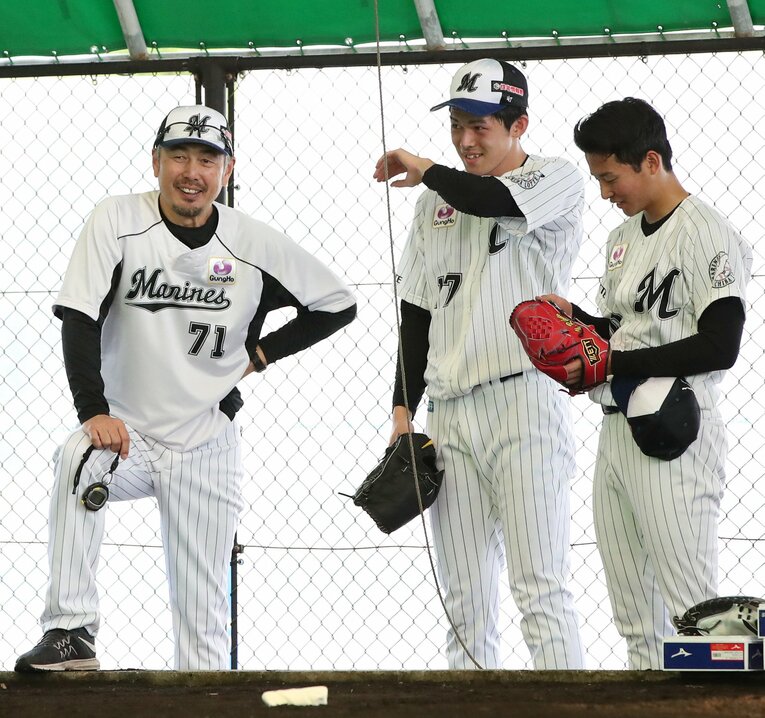 プロ１年目の初ブルペン。投球を終えた横山（右）は、佐々木朗希（中央）と共に吉井コーチと話し込む　©︎JIJI PRESS