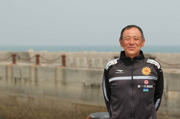 ギラヴァンツ北九州を率いる小林伸二監督。昇格請負人とも称される名将は試行錯誤を繰り返している ／ photograph by Eijinho Yoshizaki