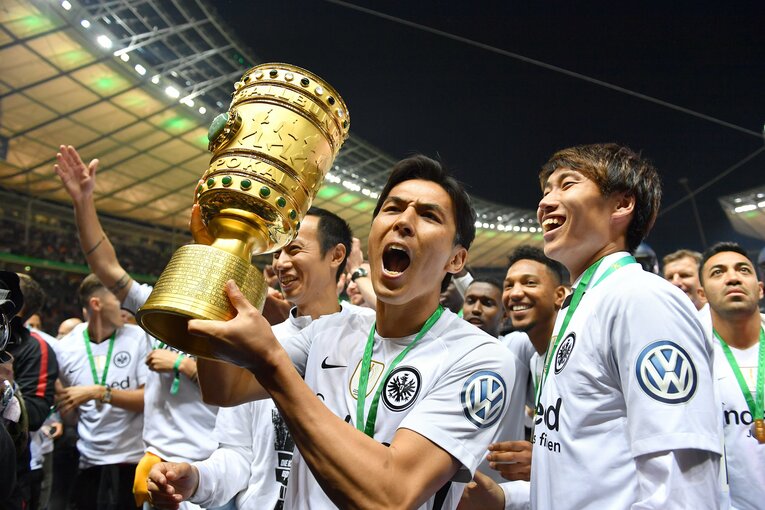 長谷部が真っ先に思い浮かべたDFBポカールでの優勝。若き日の鎌田の姿も　©ullstein bild/JIJI PRESS