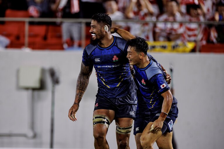 トンガ出身ファカタヴァ（左）は「特別な試合」でトライを奪う活躍。本職ではないロックでの出場だが、ここにきて評価を急上昇させている　©︎Kiichi Matsumoto