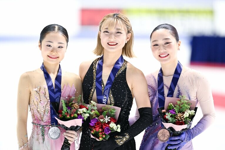 全日本選手権で4連覇を果たした坂本（中央）、左は銀メダルの島田麻央、右は銅メダルの樋口新葉　©︎Asami Enomoto