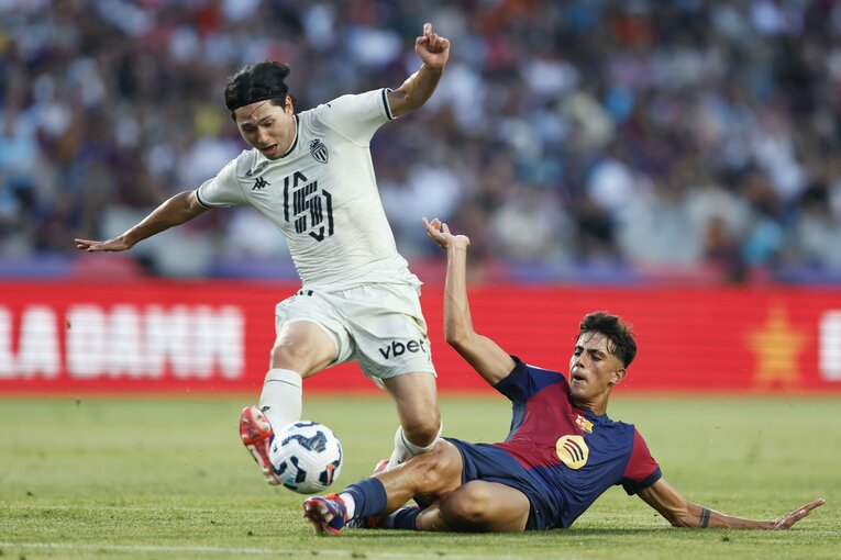 「トップ下でなく右サイドで！」南野拓実開幕戦ゴールの伏線…バルサを翻弄アシスト「特筆すべき運動量」カメラマンが生で見た29歳の新境地(7)