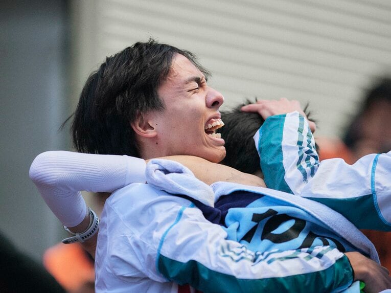 総合優勝のゴールでアンカー・折田を抱きしめる黒田朝日　©︎Yuki Suenaga