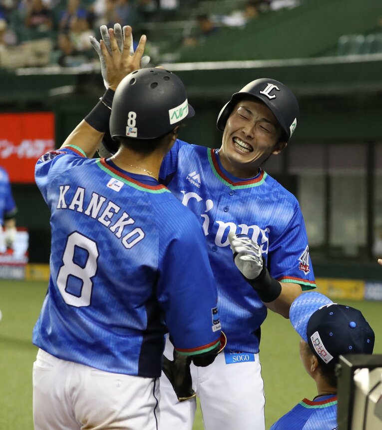 金子侑司とタッチをかわす、源田壮亮　©︎SANKEI SHIMBUN