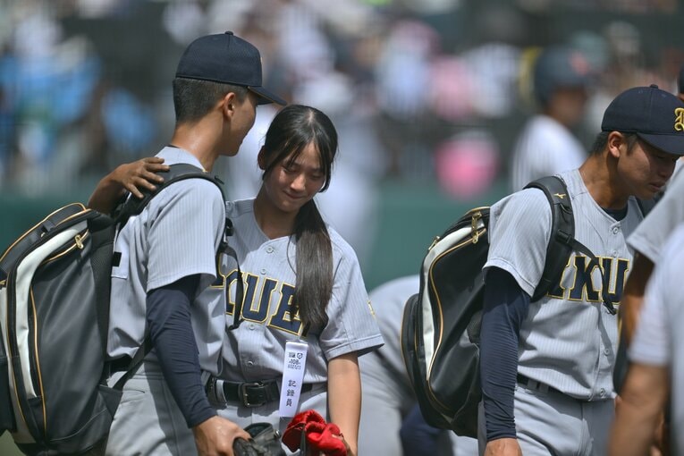 準々決勝・智弁和歌山戦で敗れ、肩を落とす選手を励ます星よつはさん　©Hideki Sugiyama