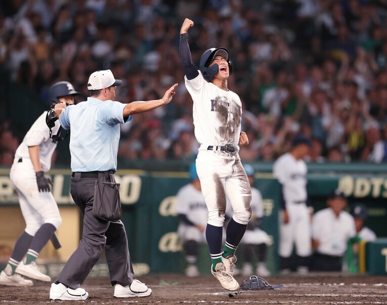 延長10回裏佐賀北1死満塁、山下のスクイズでサヨナラの生還を果たし、喜ぶ三塁走者の塚原極己（右）　©JIJI PRESS