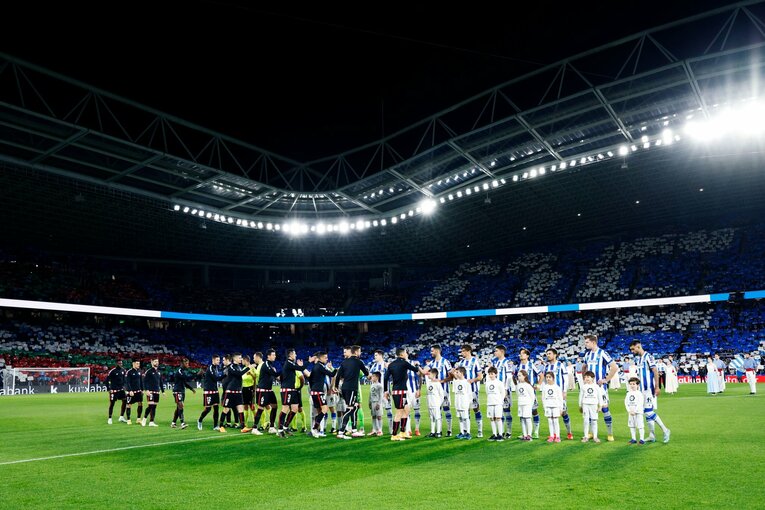 「“クボの疑惑PK”を写真で見ると」「日本代表ユニの少年も」ダービー熱狂のゴラッソ…映像で伝わりきらない“MVP久保建英”の英雄ぶり(23)