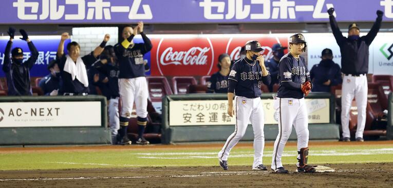 10月25日楽天戦、紅林のタイムリーを喜ぶオリックスベンチ　©︎KYODO
