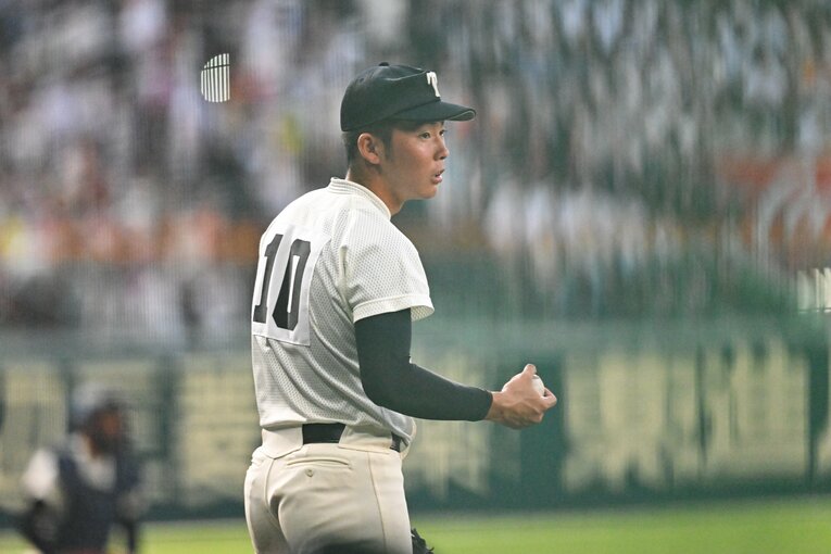 藤浪晋太郎や根尾昂と同じ成績上位クラスで勉強も優秀だった別所。背番号10番は大学で「ミラクルの検証」を研究テーマにする　©Nanae Suzuki