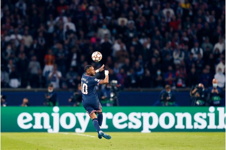 「PSGメッシ」の初得点と“FKの壁で寝転び”、ネイマールとの友情を撮った… 18歳のバルサ新10番ファティも復活〈激写〉(39)