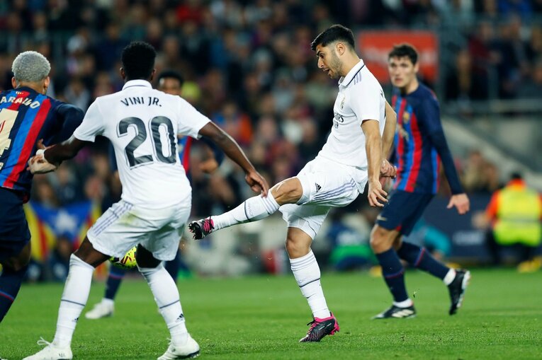 「バルサがメッシ退団後初のリーガ制覇」間近なクラシコの“喜びと憎しみ、一瞬のリスペクト”を撮った「18歳ガビが倒れたレアルDFを…」(34)