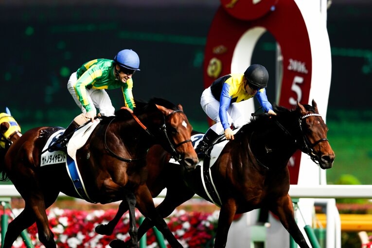 第83回日本ダービーを制したマカヒキと川田将雅（右・2016年）。2着はサトノダイヤモンドとクリストフ・ルメール　©︎Kiichi Matsumoto
