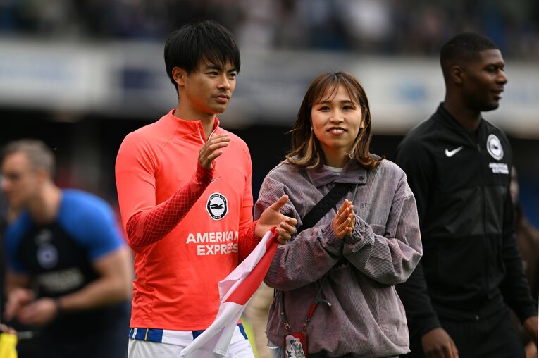 三笘薫とクリア夫人 ／ photograph by Getty Images