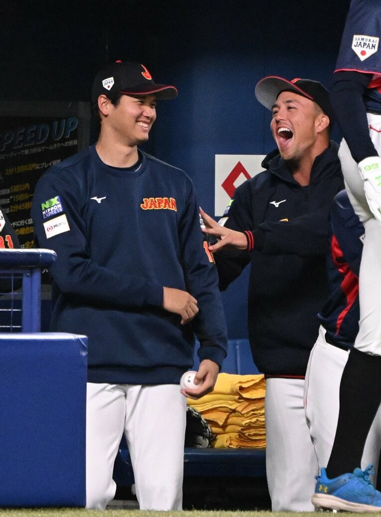 侍ジャパンのベンチではしゃぐ大谷とヌートバー　©日刊スポーツ／アフロ