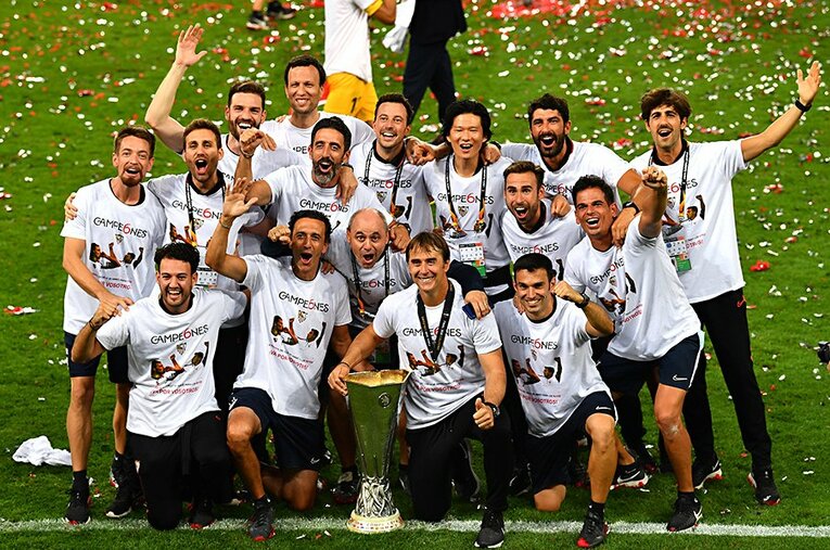 EL制覇に貢献したセビージャスタッフ陣。若林氏は指揮官ロペテギらと共に写真に収まった。 ／ photograph by Getty Images