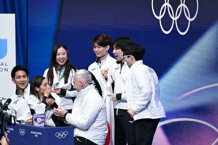 フィギュア団体で銀メダルを獲得した日本チーム　©Asami Enomoto／JMPA