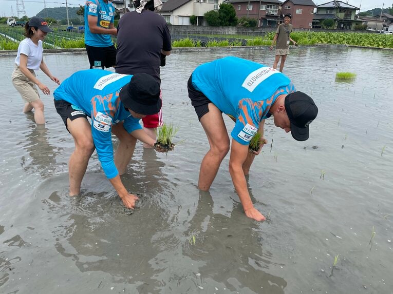 農作業を体験するFC今治の選手たち　©︎FC. IMABARI