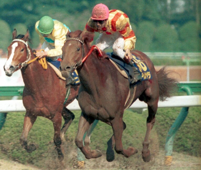 1989年の桜花賞で突き抜けたシャダイカグラと武豊　©Sankei Shinbun