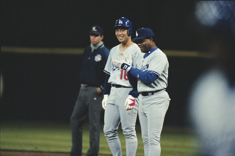 一塁ベース上で笑顔を見せる野茂英雄　　©︎Koji Asakura