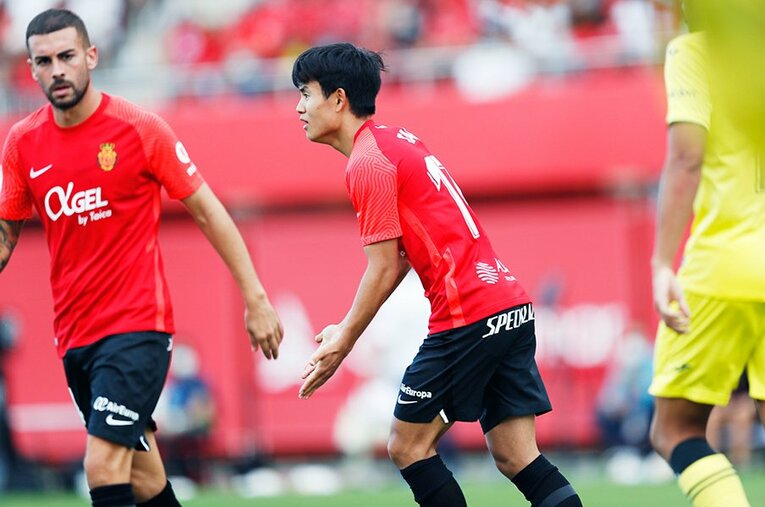 「クボ、ユニフォームちょうだい！」久保建英の“ティキタカ”は地元の子供、タクシー運転手にも人気… ビジャレアル相手に見せた敬意とは〈激写〉(22)