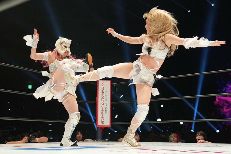 スターライト・キッドとなつぽいのキック合戦　©Essei Hara