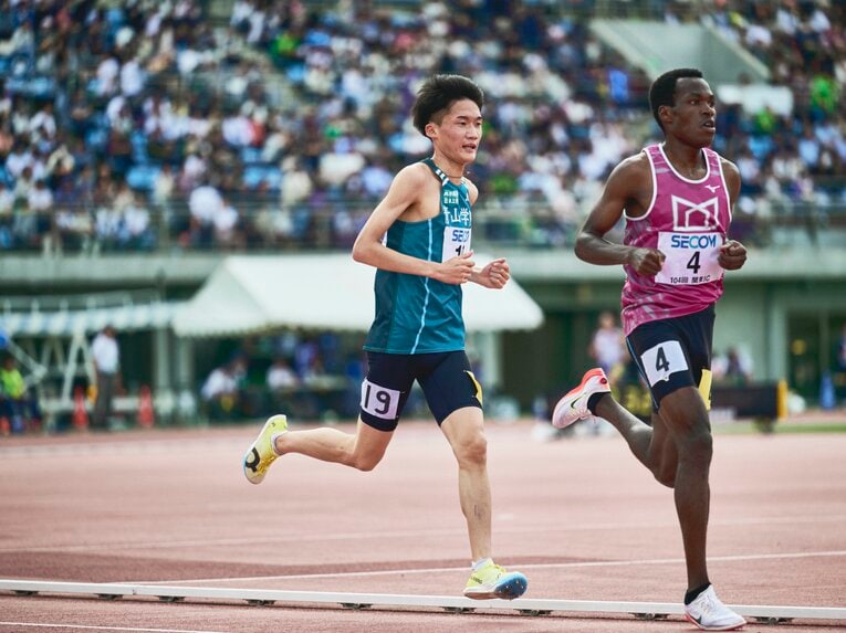 関カレ2部5000ｍで日本人2位となる6位に入った折田。先頭の留学生集団に果敢に勝負を挑むなど積極性も目立った　©︎Yuki Suenaga