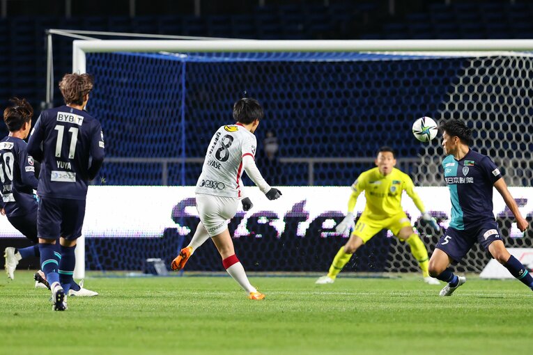 ミドルシュートを決める上田綺世（2022年J1第7節アビスパ福岡戦）©︎J.LEAGUE