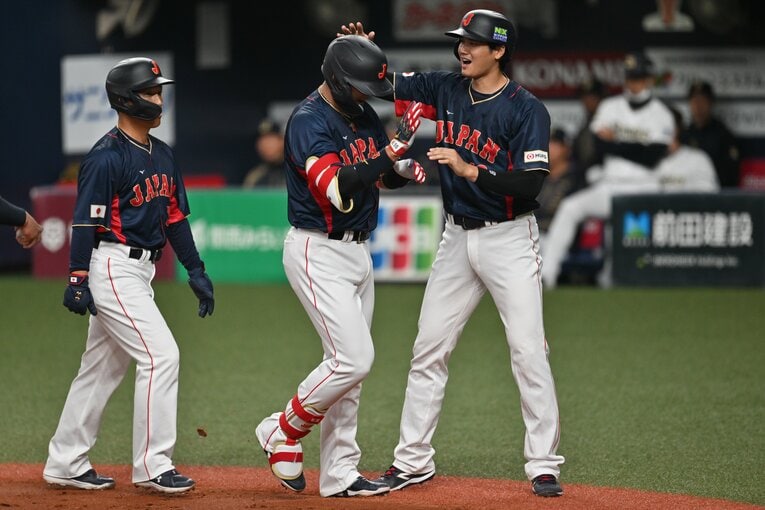 3月7日のオリックス戦、ホームランを放った村上宗隆を誰よりも明るく祝福する大谷翔平（1枚目／全3枚）　©Naoya Sanuki