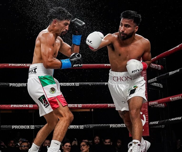 エリック・ロブレス（左）からダウンを奪うラモン・カルデナス　©ProBoxTV