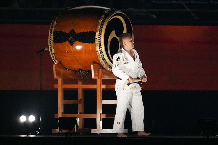 和太鼓を叩いた柔道男子日本代表の鈴木桂治監督　©Essei Hara