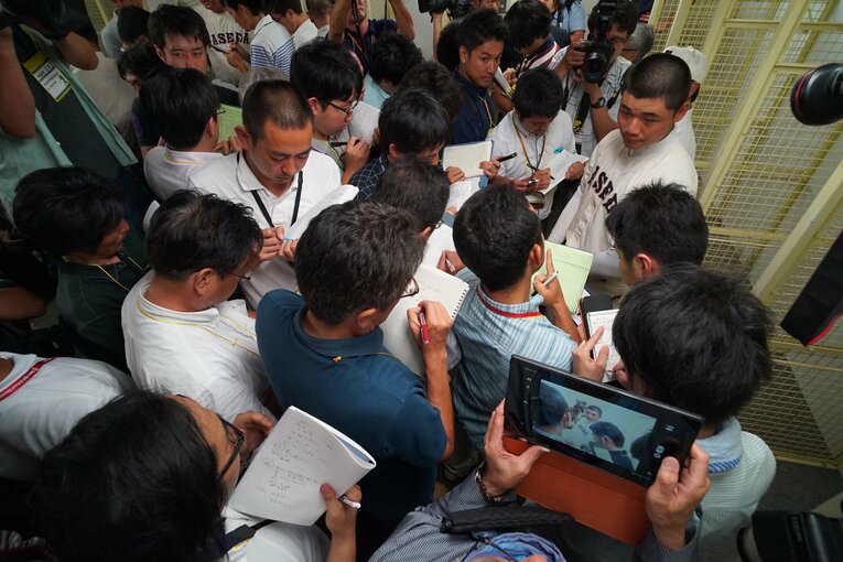 高校１年生から多くの報道陣に囲まれ注目を一身に浴びていた　©︎Hideki Sugiyama