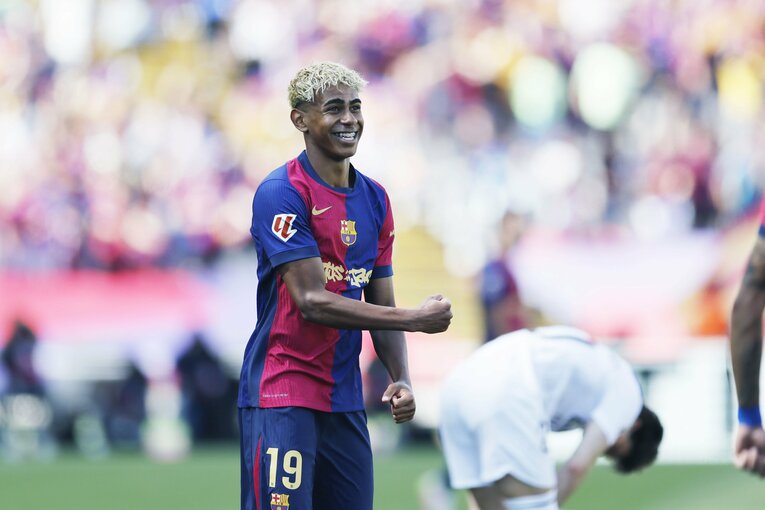 「日本代表戦で解任された監督」がバルサ再建…才能覚醒ヤマル17歳に引退撤回ベテランGKの涙「失点が多くて危うい」のにマドリー撃破2冠のナゼ(16)