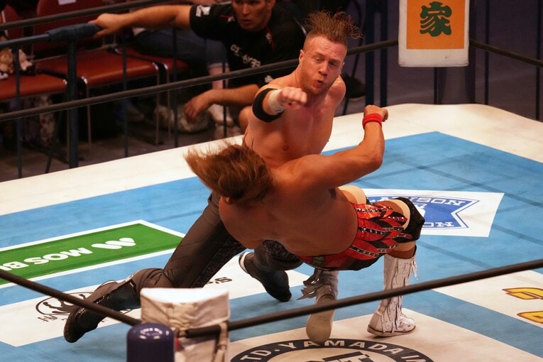 容赦なく内藤哲也を攻めるウィル・オスプレイ