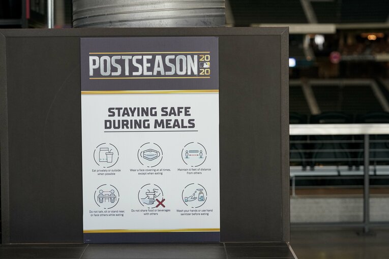 昨年10月、MLBの試合会場にあった感染対策を促す看板