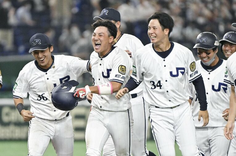 今年、4年ぶりに都市対抗野球に出場したJR西日本野球部。1回戦で延長タイブレークの末、四国銀行を下した ／ photograph by KYODO