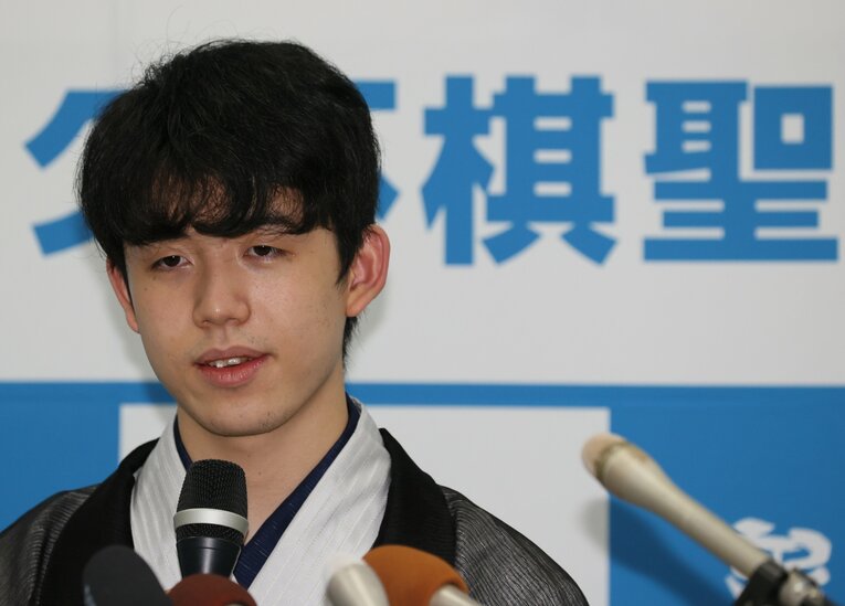 初戴冠後の記者会見　©JIJI PRESS