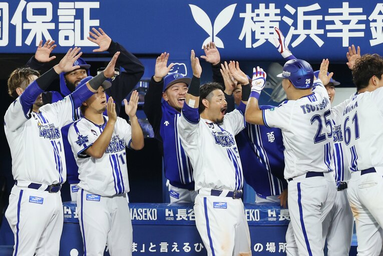 復帰戦で逆転本塁打を放った筒香を出迎えるDeNAナインたち　©︎JIJI PRESS