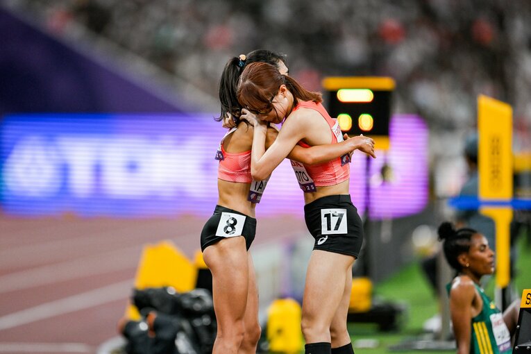 山本のゴールを迎えた田中との感動の抱擁の一部始終　©Nanae Suzuki