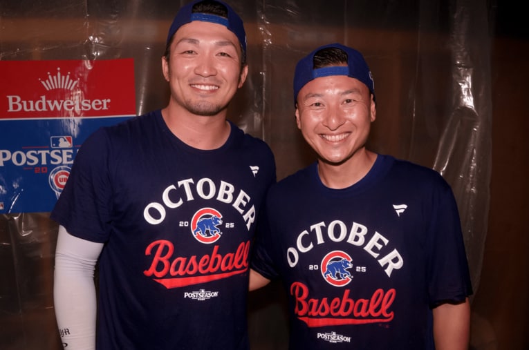 MLBシカゴ・カブスのトレーナーとして鈴木誠也を支える中田史弥氏（右）。昨季はポストシーズン進出に貢献した ／ photograph by Fumiya Nakata