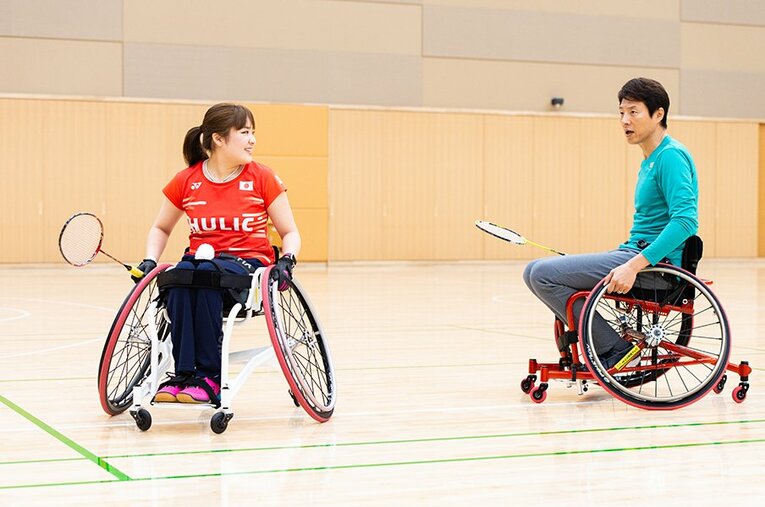 多くの車いす競技を取材してきた松岡修造さんも、さすがにラケットを振りながらは難しい！ ／ photograph by Nanae Suzuki