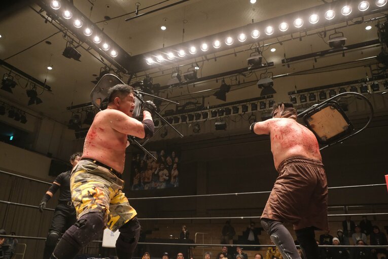 蛍光灯で殴り合い、大流血して…メキシコ人デスマッチファイター「もっと日本にいたい」ビオレント・ジャックの切実な思い「外国人がって…でも、ここがオレの家」(48)