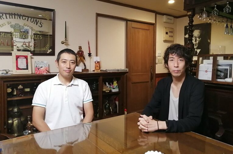 早見和真さん（右）と中村計さん。高校野球の魔力に惹かれ、遠ざけた時期を持つ2人が、それでも高校野球と向き合う理由を語り合った。 ／ photograph by Sports Graphic Number