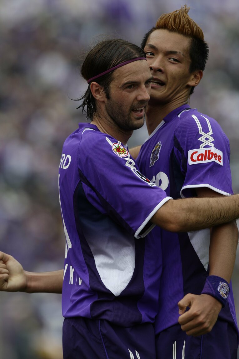 ゴールを喜ぶミキッチと槙野智章（2009年）©Sports Graphic Number