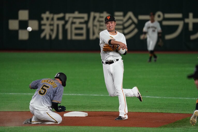 グラブさばきに送球の正確さなど坂本の守備は名人の域にある　©Hideki Sugiyama