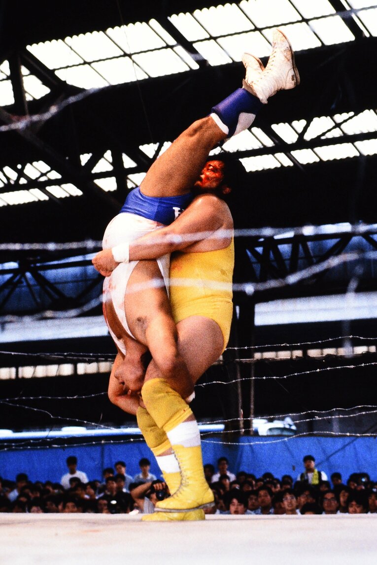 大仁田にパイルドライバーを見舞う後藤（クリックすると「この記事の写真」に飛びます。流血等の過激な写真を含みますのでご注意ください）