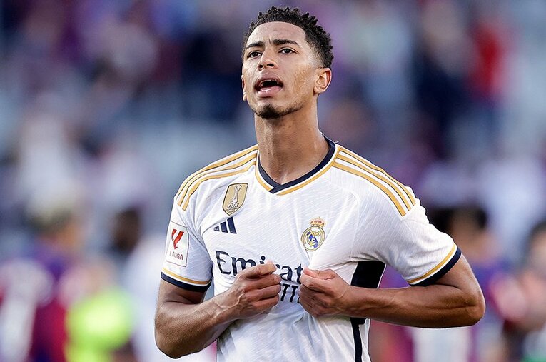 マドリーのエンブレムを誇示するベリンガム。宿敵バルサを絶望の淵に追いやった20歳の才能は計り知れない ／ photograph by Soccrates Images/Getty Images