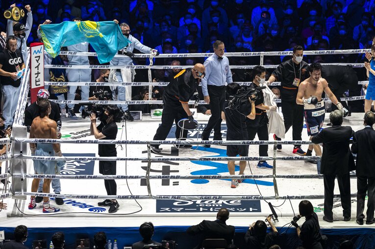 スタッフが声掛け、処置を行い、自らの力で再び立ち上がる村田　©Takuya Sugiyama