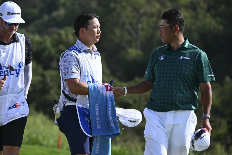 単独首位で終えた3日目。早藤キャディ（左）と握手するも、その表情に笑顔はなかった　©︎Getty Images