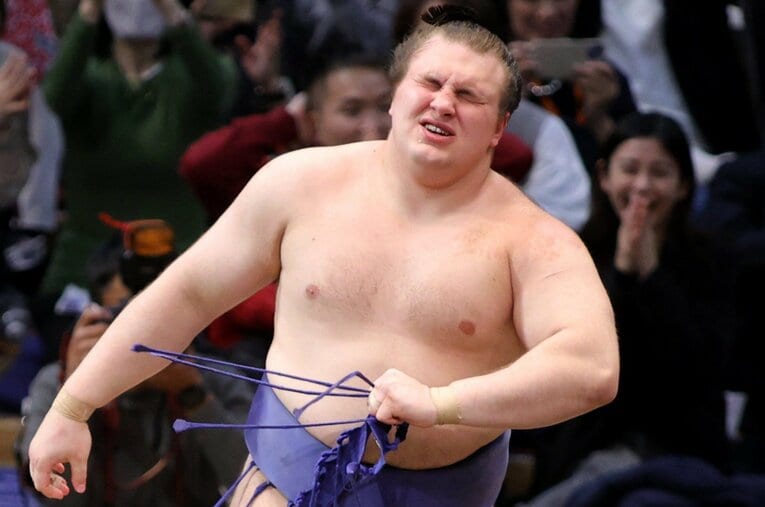 11月場所、優勝決定戦で豊昇龍を送り投げで破り、初優勝を果たした安青錦（21歳） ／ photograph by JIJI PRESS